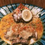 レモンライタのせキノコのキーマカレー、煮干しと鰹出汁のクリーム出汁カレー、スパイス＆ハーブ鶏ももにリンゴとケイパーとビネガー、鯖のマサラ炊き込みご飯