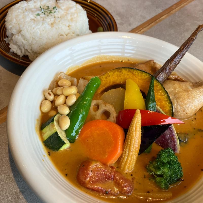 骨付きチキンと一日分の野菜20品目(Rojiura Curry SAMURAI.ジ アウトレット湘南平塚)