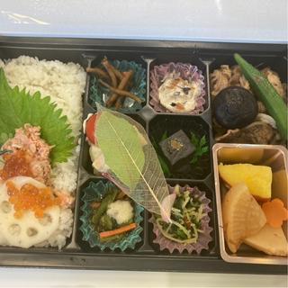 彩幕の内弁当　-厳選牛すき焼きと鮭といくらの親子飯-(球磨川)