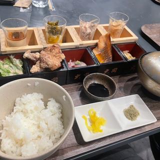一汁八菜定食(ジョニーのからあげ × やま吟)