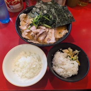 チャーシューメン大盛玉ねぎトッピングとライス(家系総本山 吉村家)