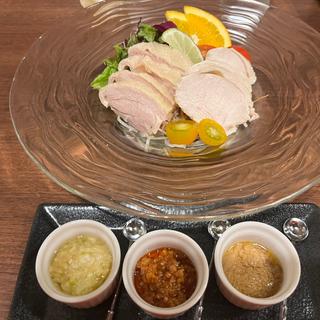 むし鶏の冷やし肉　3種タレ　(胡麻・葱・辛味)(中国料理 琳凰)