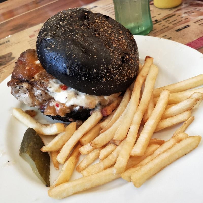 チキンのハンバーガー(homeys ホーミーズ)