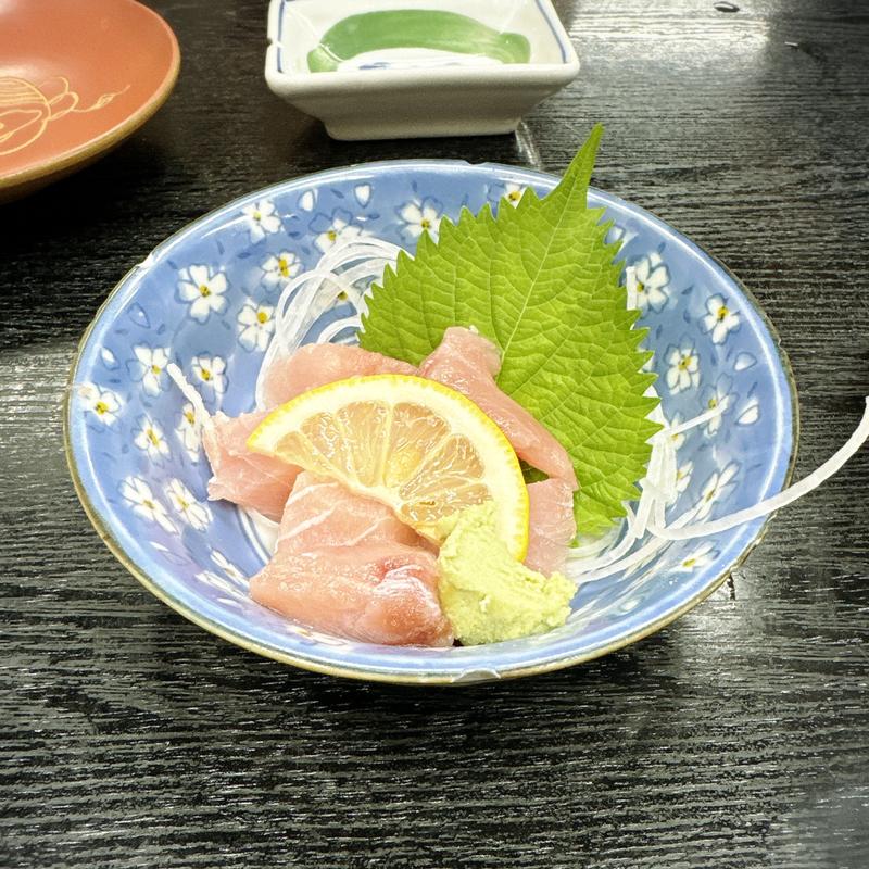 まぐろ刺し（中とろ）(大衆割烹 藤八 （たいしゅうかっぽうとうはち）)