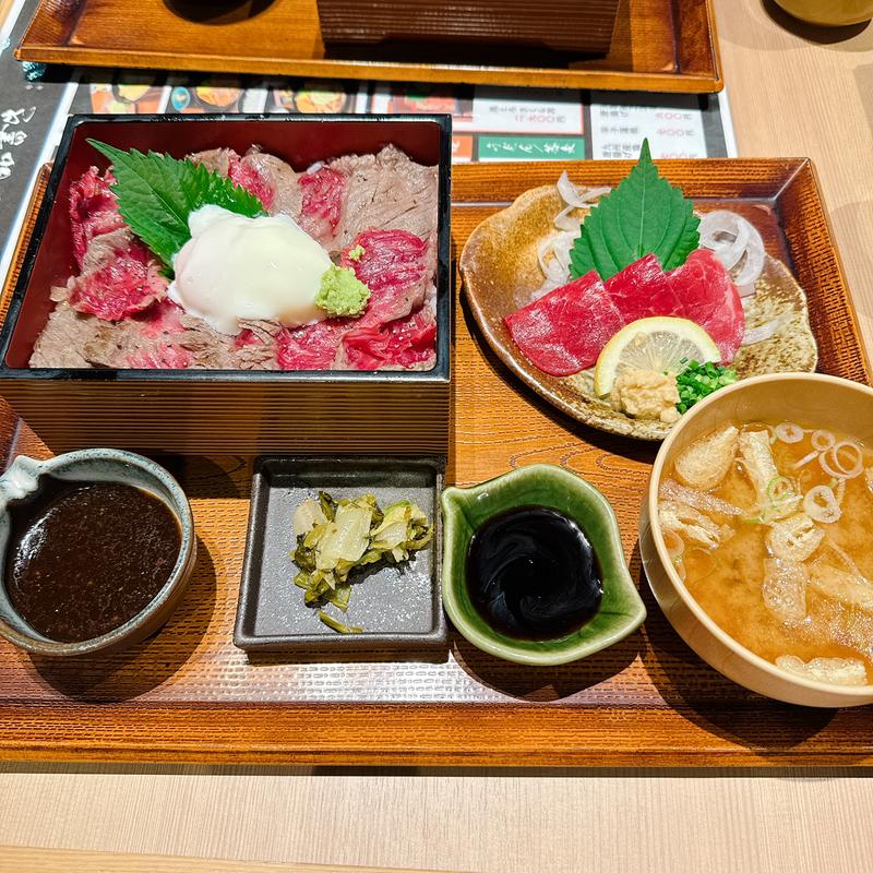 赤牛ステーキ丼と馬刺し(あそりんどう 熊本空港店 )