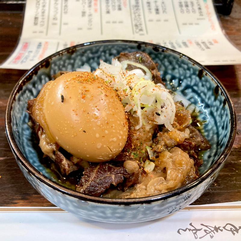 牛とろ煮込み卵入り(新宿参丁目 立呑み ありがとう)