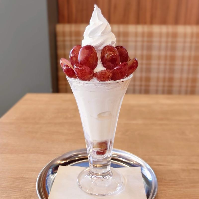 長野県産クイーンルージュとハーゲンダッツのパフェ(ランズ珈琲 府内町店)