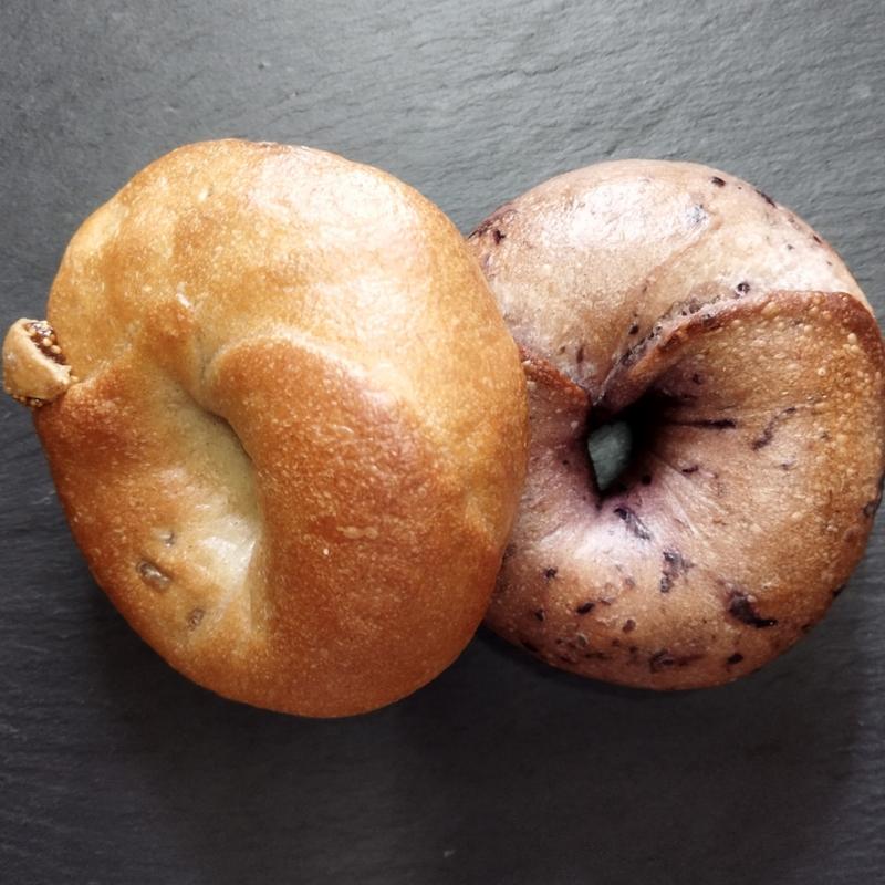 季節の果肉たっぷりベーグル(イチヂクとクルミ、ブルーベリーとクリームチーズ)(土曜と日曜とソフトクリームとベーグル)