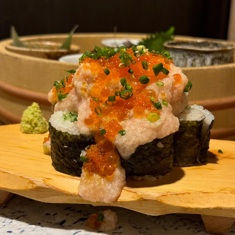キラクニの海鮮なだれ寿司(海鮮と浜焼き ネオ大衆個室酒場 キラクニ。 金山駅本店)