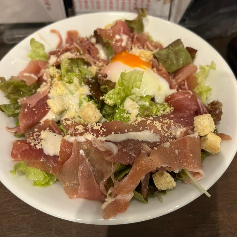 生ハム温玉シーザーサラダ(かつたの高嶺)