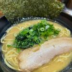 家系醤油豚骨ラーメン(琴壱家)