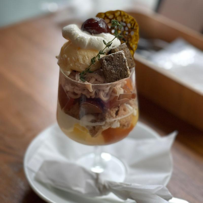 渋皮栗とほうじ茶の和パフェ(カフェ 寛味堂)