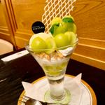 シャインマスカットのパフェ(丸福珈琲店 阪急うめだ本店)