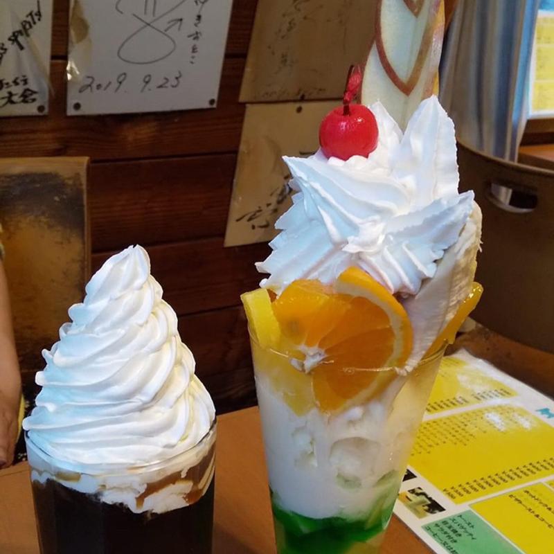 フルーツパフェ アイスウィンナーコーヒー(喫茶 リバーサイド)