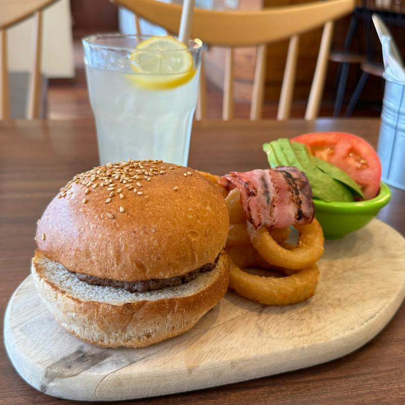 THE BURGER(スライストマト、アボカド、ベーコントッピング)、オニオンリング、レモネード(Café Downey 日赤店)