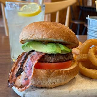 THE BURGER(スライストマト、アボカド、ベーコントッピング)(Café Downey 日赤店)