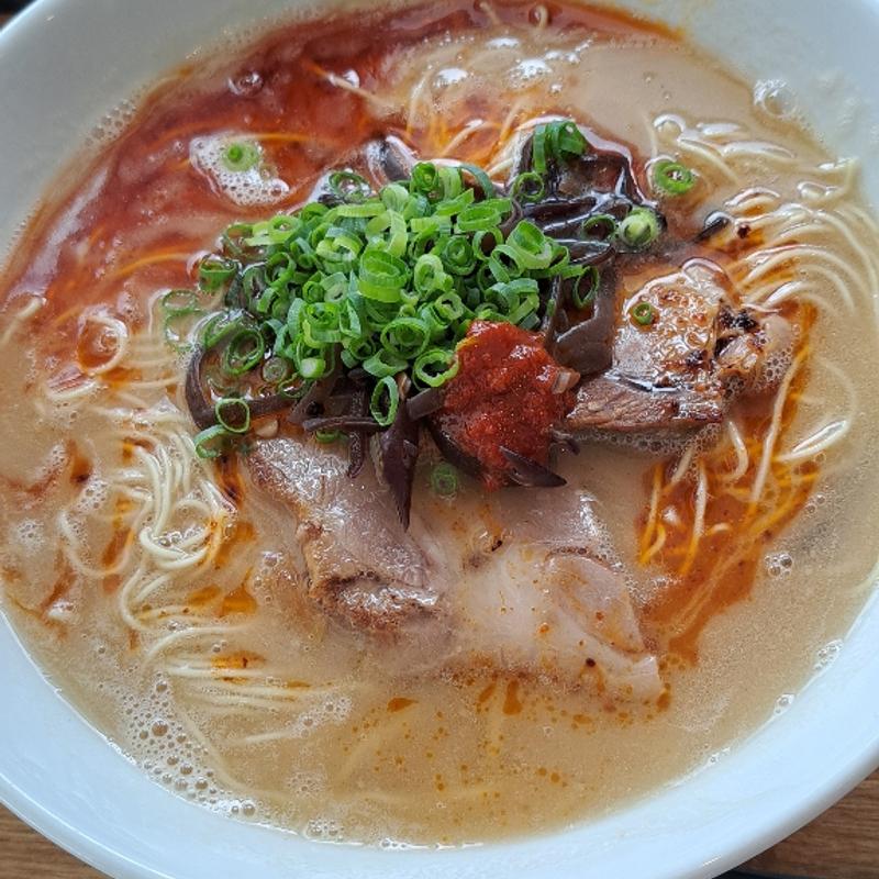 赤豚骨ラーメン(虎 Kitchen （タイガーキッチン）)