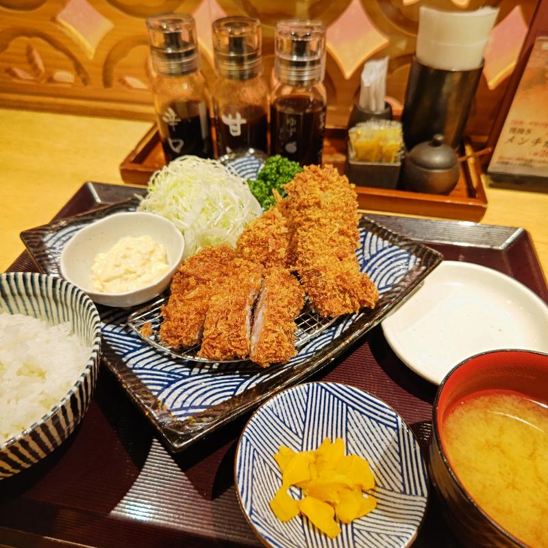 秋鮭フライ&ロースカツ定食(とんかつ馬車道さくら 本店)