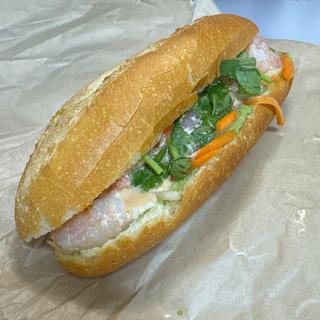 エビチリマヨとアボカドのバインミー(EBISU BANH MI BAKERY)