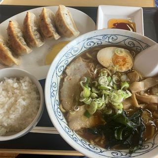 とんこつ醤油ラーメン餃子セット(麺屋もんじ)