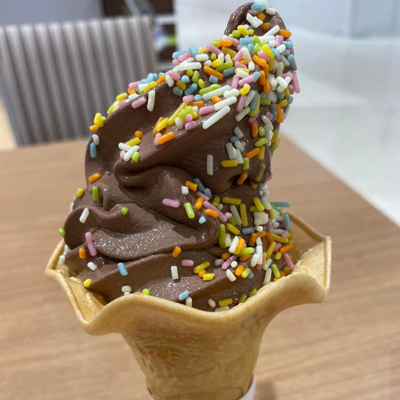 チョコソフト カラースプレートッピング(レインボーハットアイスクリーム青戸店)