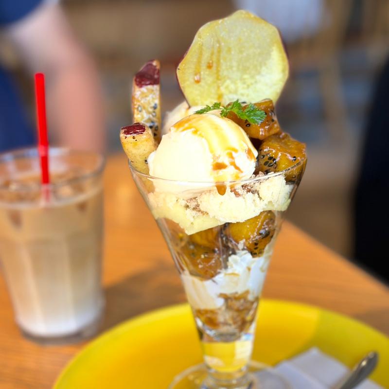 さつまいもづくしの贅沢パフェ(京都北山洋食パセリカフェ)