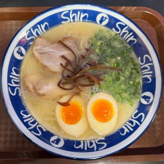 煮たまご入りラーメン(博多らーめん ShinShin 天神本店)