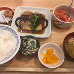 名物お母さんの煮鯖と野菜添え