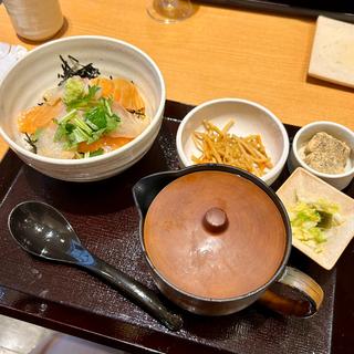 サーモンと昆布〆鯛のだし茶漬け膳(はんなり )