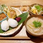 おにぎりと具沢山のみそ汁(ホリデー食堂)