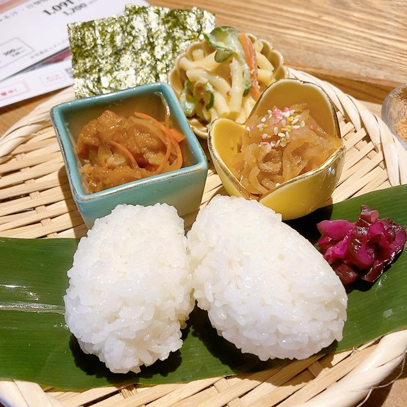 おにぎりと小鉢2品（ランチセット）(ホリデー食堂)