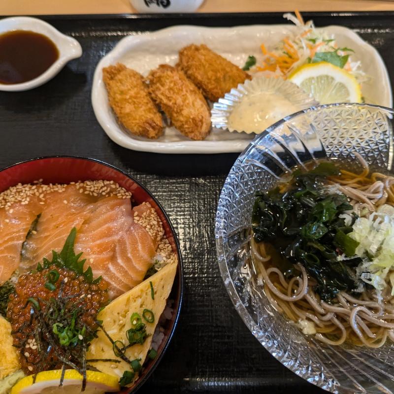 カキフライとサーモン親子丼セット（10月限定ランチ）(うまい一丸鮨 本荘店 （一丸鮨）)