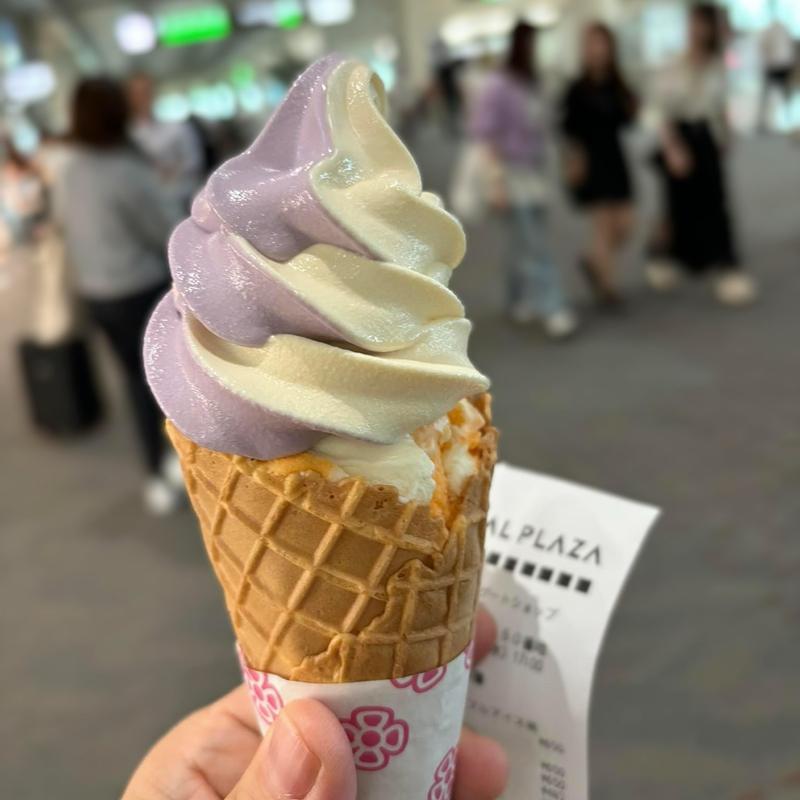 紅芋とバニラのミックスソフト(A&W 那覇空港店)