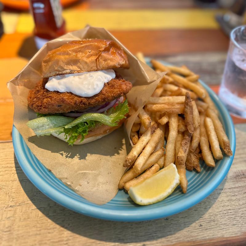 マヒマヒフィッシュバーガー(コナズ珈琲 藤井寺店)