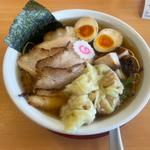 醤油チャーシュー麺 肉・玉子増しワンタントッピング(麺屋 なが盛)