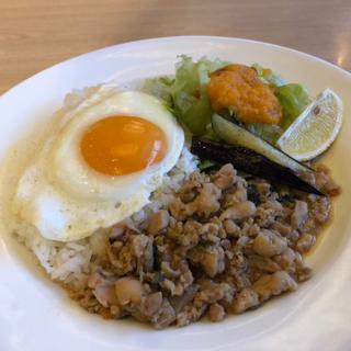 鶏肉のバジル炒めごはん(デニーズ梅島店)