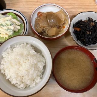 肉じゃが+ヒジキの煮物+マカロニサラダ+味噌汁+ライス中盛(はやふね食堂)