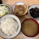 肉じゃが+ヒジキの煮物+マカロニサラダ+味噌汁+ライス中盛