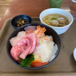 海鮮丼+はまぐり半ラーメン(大遠会館 まぐろレストラン )