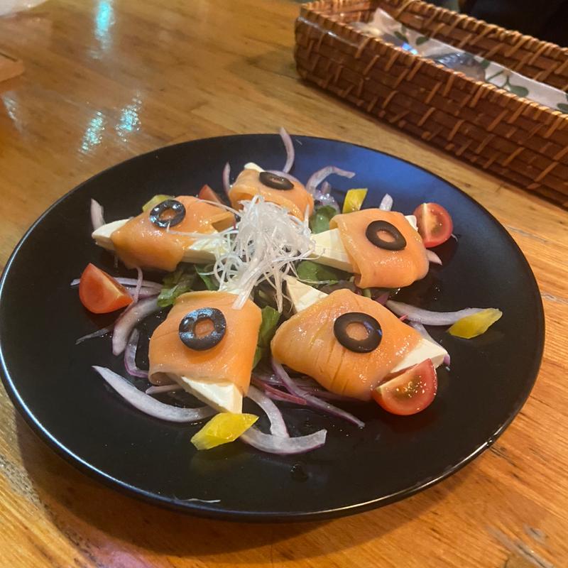 スモークサーモンのクリームチーズ巻き(Beer House Coopers)