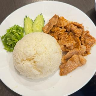 豚肉のニンニク風味揚げごはん　カオムートードガティム(Thai Food Station)