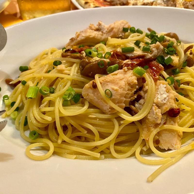 氷塩熟成秋鮭と株なめこのペペロンチーノ(マンマパスタ 狛江店 （Mamma Pasta）)