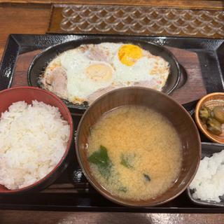 豚バラ目玉焼き定食(しんぱち食堂 西武新宿店)