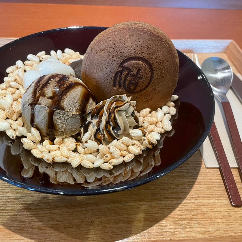 名物焙じ茶パフェ『焙楽』(茶房焙楽)