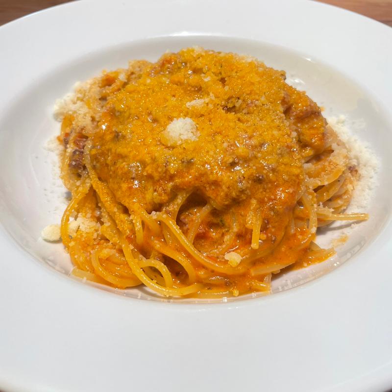 生クリーム仕立ての濃厚ボローニャ風ミートソース(OSTERIA ALBERI)