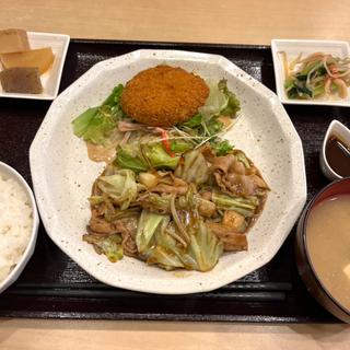 日替わり　豚肉と野菜の味噌炒めとメンチカツ(絆 旬の肴と和み酒場)