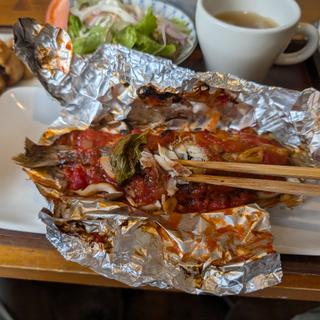 イサキのホイル焼きと鶏の唐揚げ定食(ミジンコ)