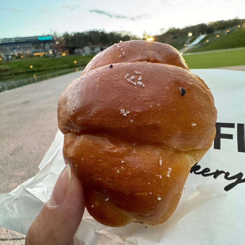 白トリュフの塩パン(Truffle Bakeryボールパーク店)