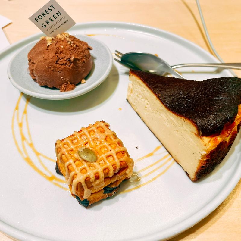 バスクチーズケーキプレート(FOREST GREEN PASTA&BAKE)