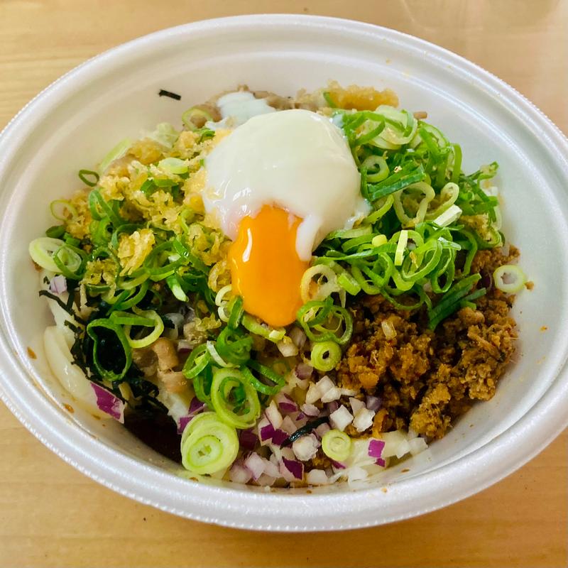 肉盛りまぜ玉うどん(丸亀製麺朝霞青葉台)